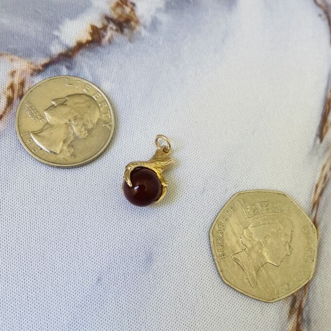 Small Carnelian Talon Charm Pendant in 9ct Gold