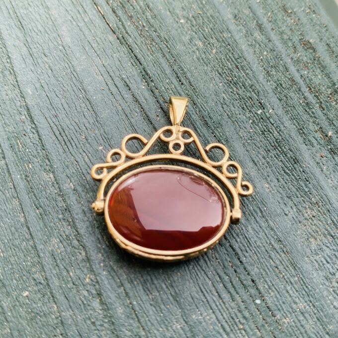 Carnelian & Onyx Spinning Pendant 9ct Gold