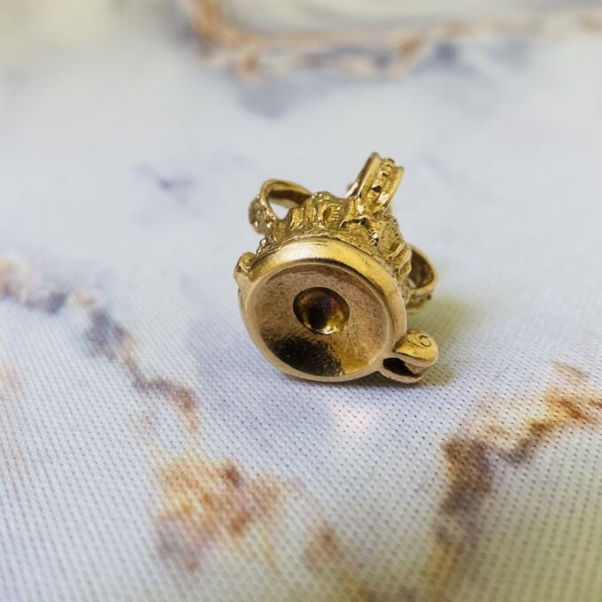 Opening Crown Pendant in 9ct Gold