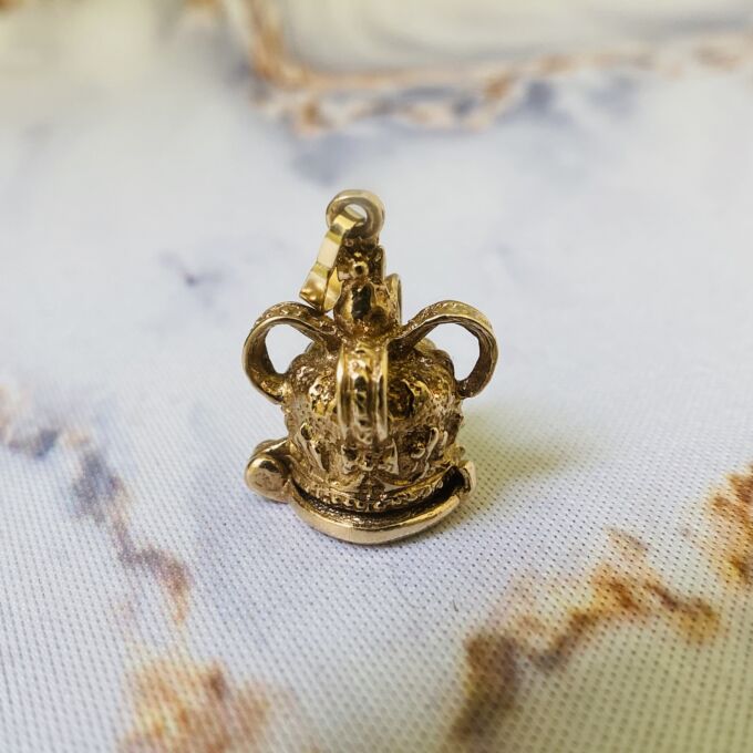Opening Crown Pendant in 9ct Gold
