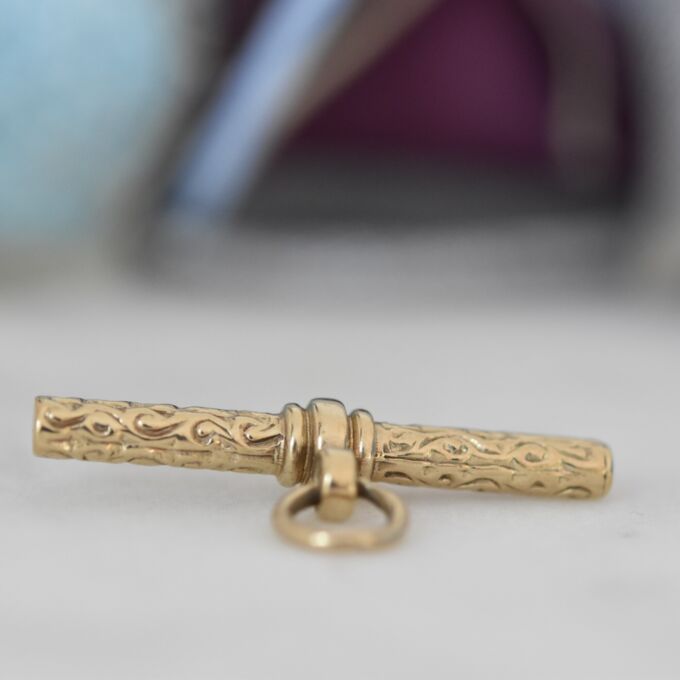 Ornate Chunky T Bar in 9ct Gold