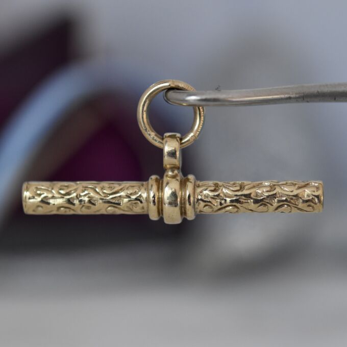 Ornate Chunky T Bar in 9ct Gold