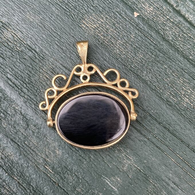 Carnelian & Onyx Spinning Pendant 9ct Gold