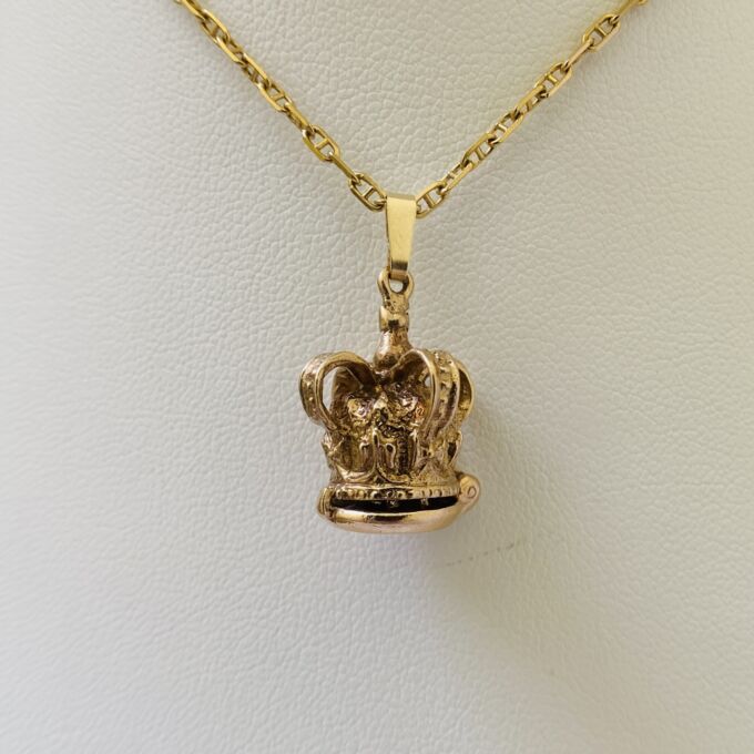 Opening Crown Pendant in 9ct Gold