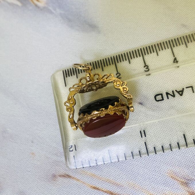 Three Stone Spinner Fob Pendant in 9ct Gold