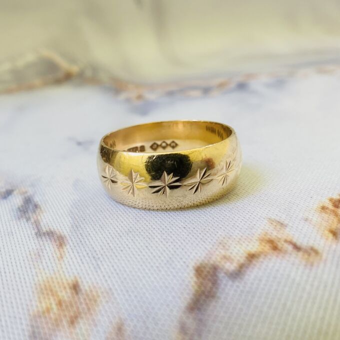 Star Patterned Wide Band Ring in 9ct Gold