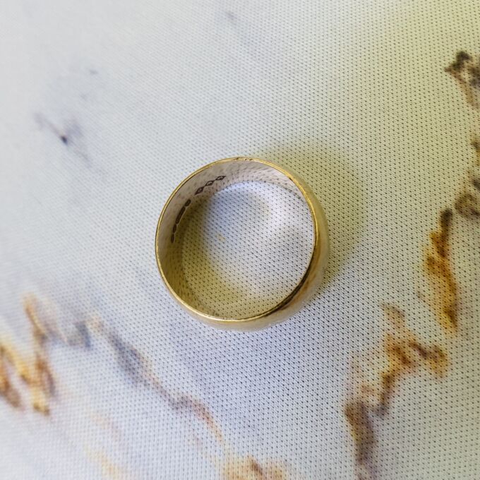 Star Patterned Wide Band Ring in 9ct Gold