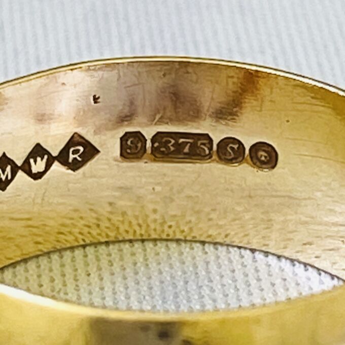 Star Patterned Wide Band Ring in 9ct Gold