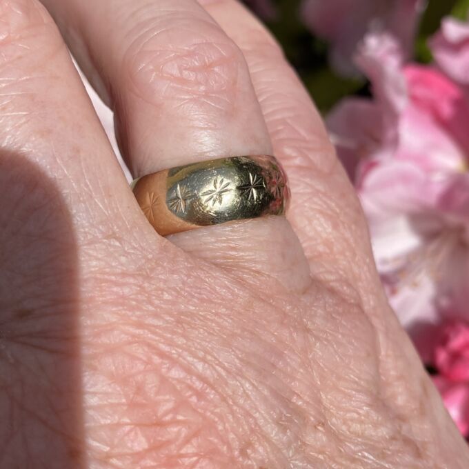 Star Patterned Wide Band Ring in 9ct Gold