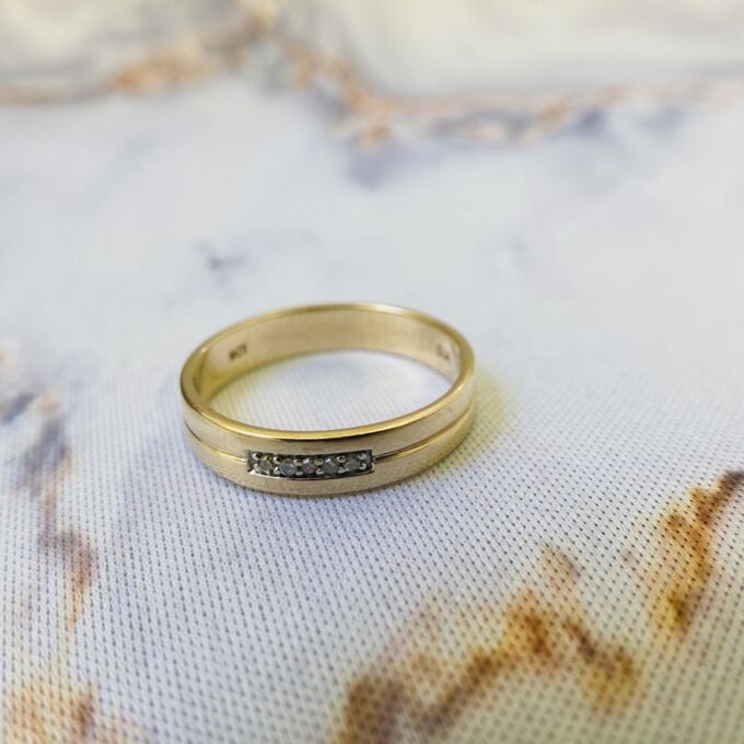 Secret Message Diamond ring in 9ct Gold