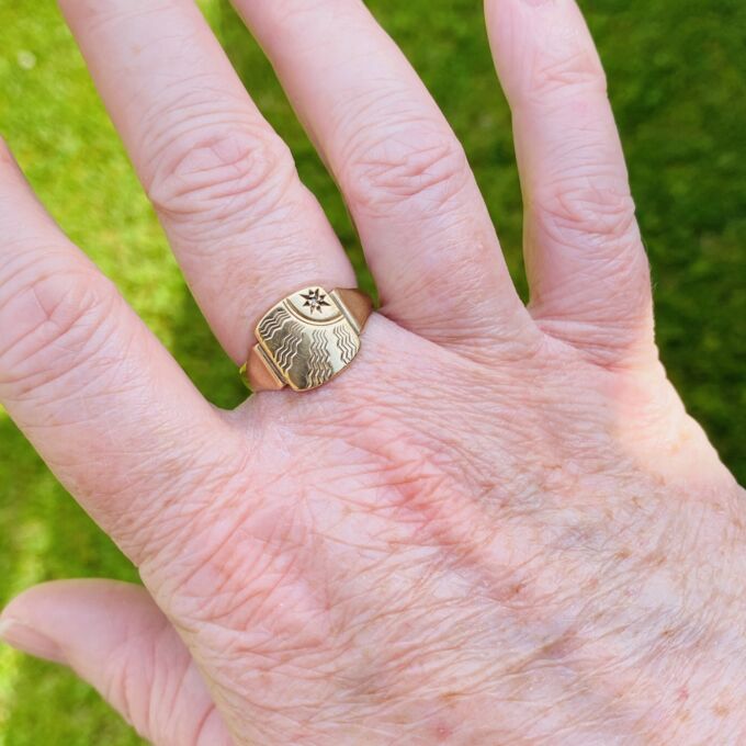 Sunray Signet Ring in 9ct Gold