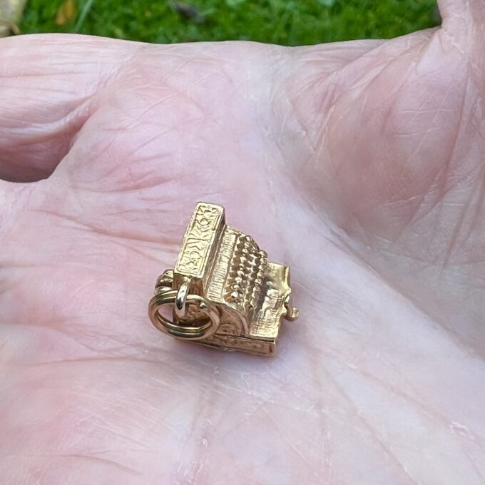 Vintage Cash Register Charm Pendant in 9ct Gold