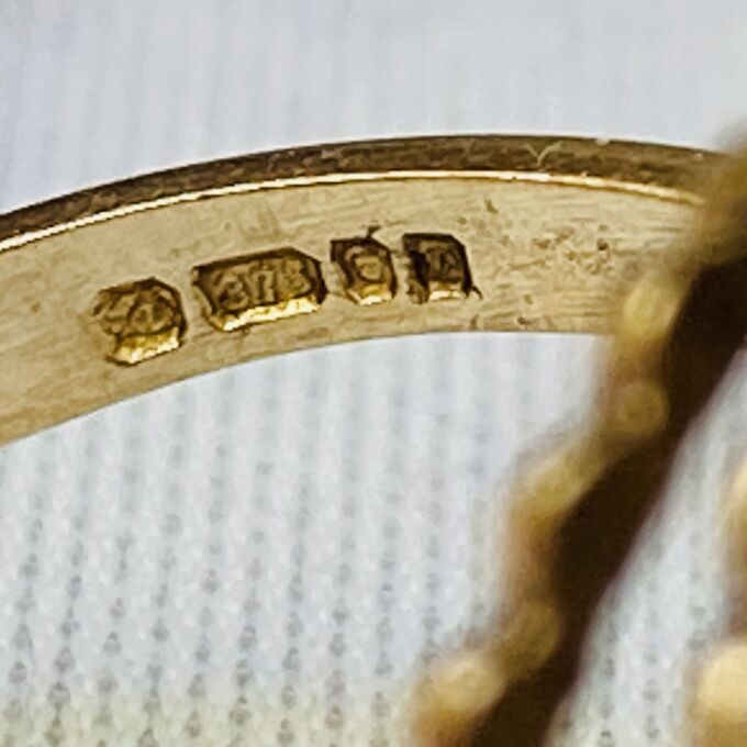 Amethyst Solitaire Ring in 9ct Gold