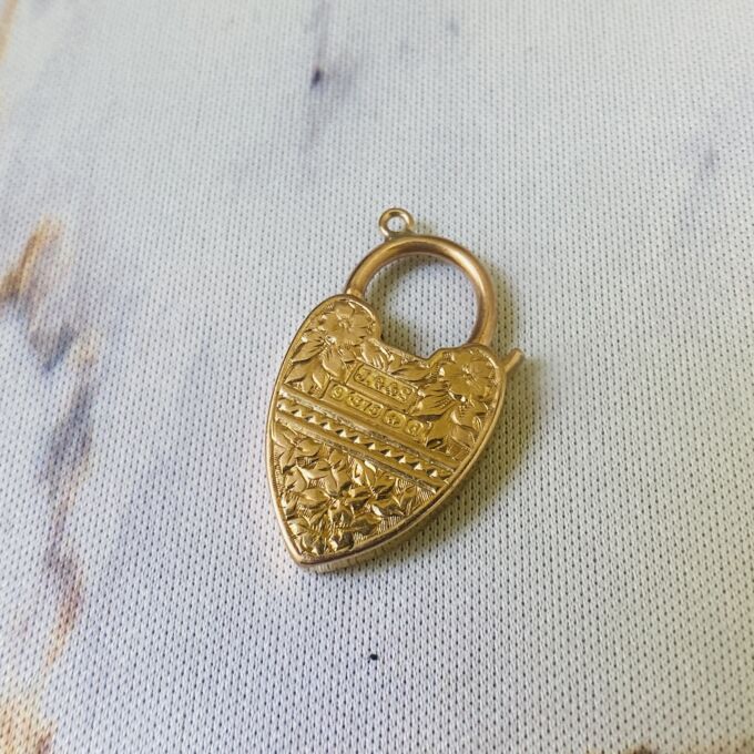 Edwardian Engraved Padlock in 9ct Gold