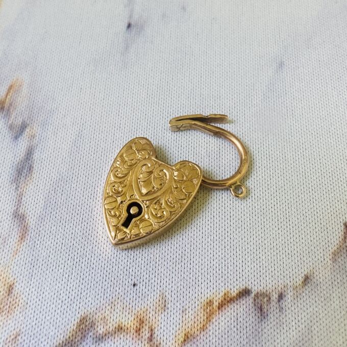 Edwardian Engraved Padlock in 9ct Gold