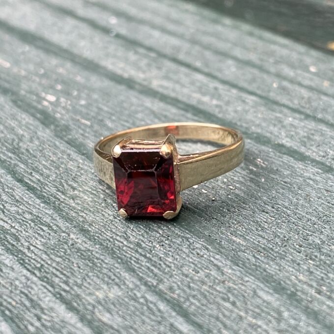 Garnet Solitaire Ring in 9ct Gold