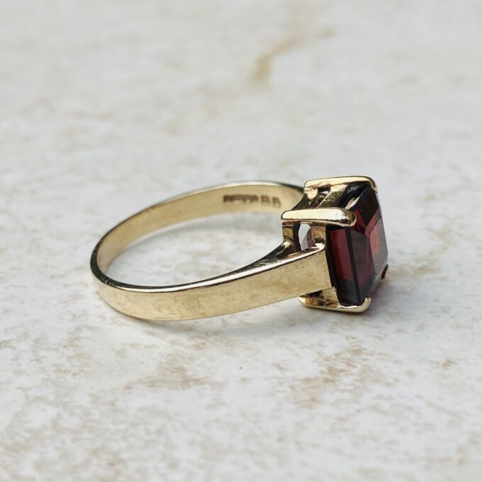 Garnet Solitaire Ring in 9ct Gold