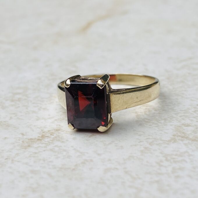 Garnet Solitaire Ring in 9ct Gold