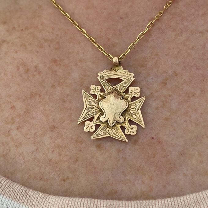 Antique Maltese cross Pendant in 9ct Gold