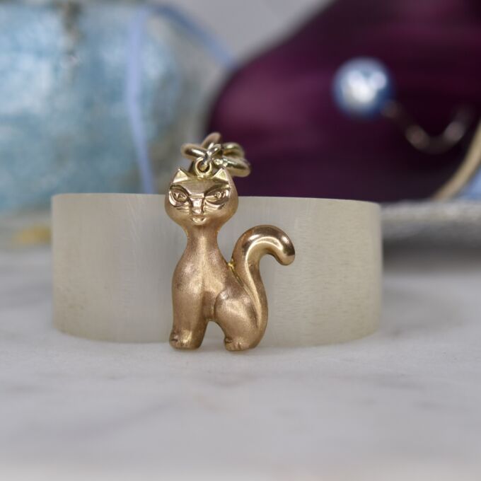 Sitting Cat Pendant in 9ct Gold