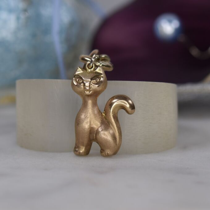 Sitting Cat Pendant in 9ct Gold