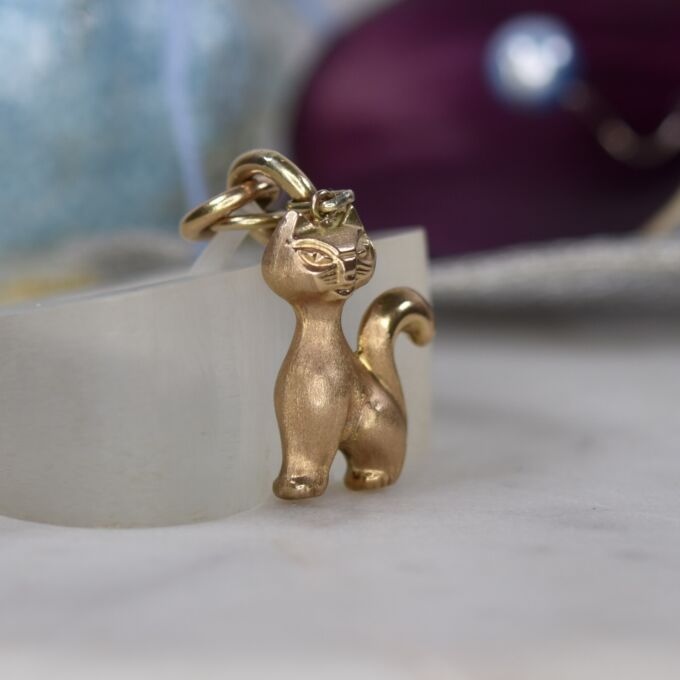 Sitting Cat Pendant in 9ct Gold