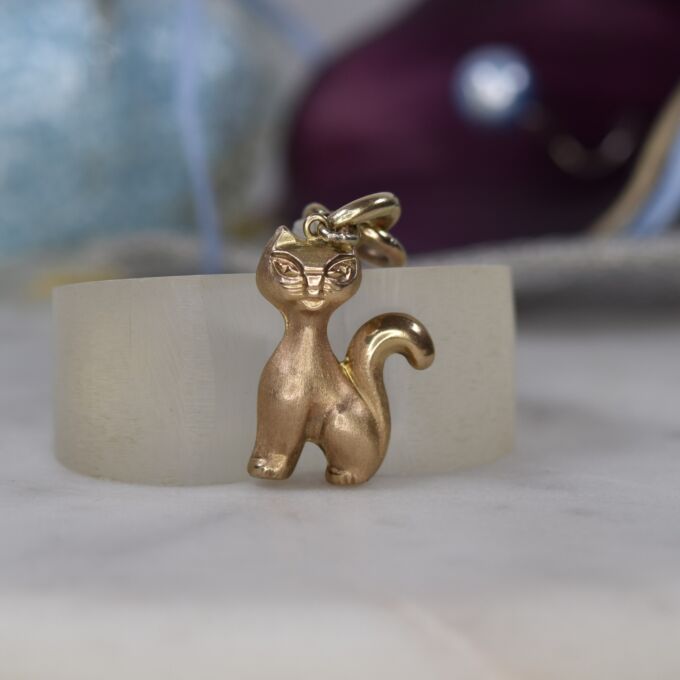 Sitting Cat Pendant in 9ct Gold