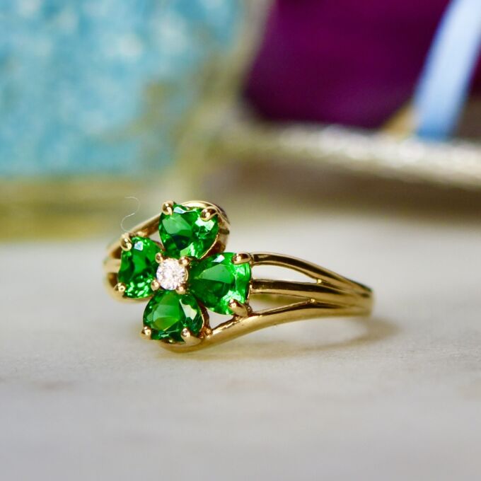 Pretty Heart Flower Ring in 9ct Gold