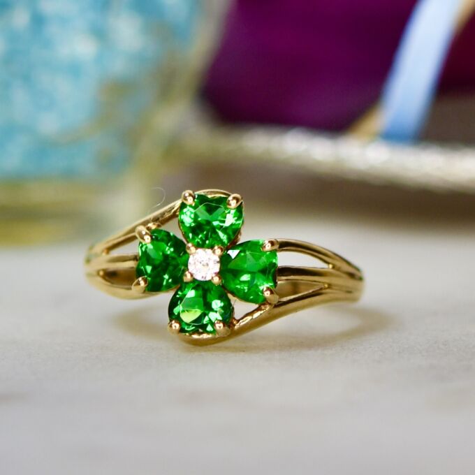 Pretty Heart Flower Ring in 9ct Gold