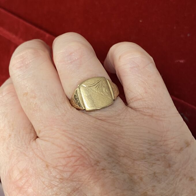 Part Engraved Signet Ring in 9ct Gold