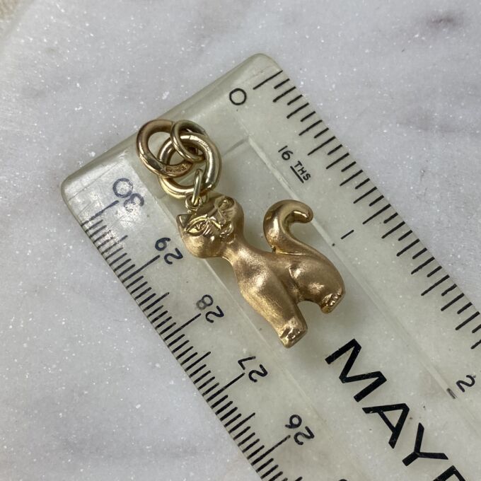 Sitting Cat Pendant in 9ct Gold
