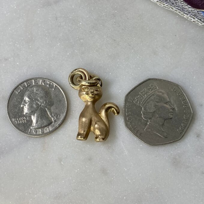 Sitting Cat Pendant in 9ct Gold