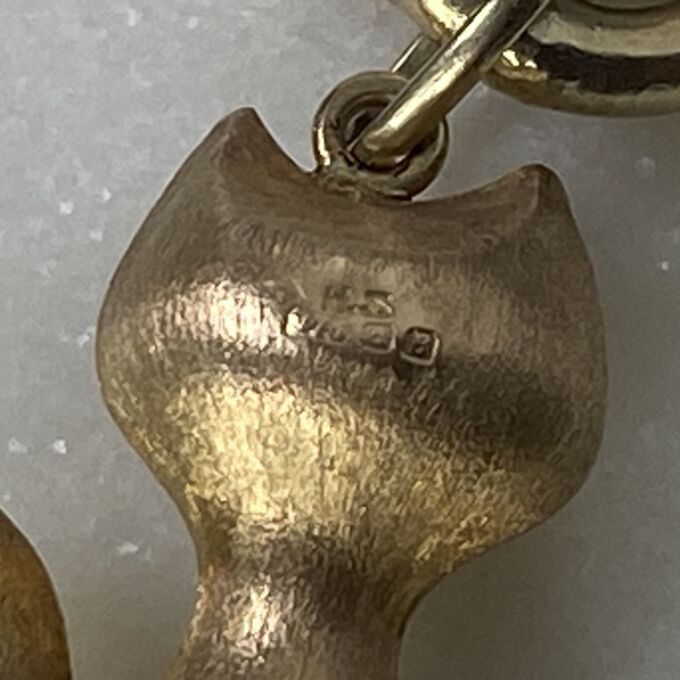 Sitting Cat Pendant in 9ct Gold