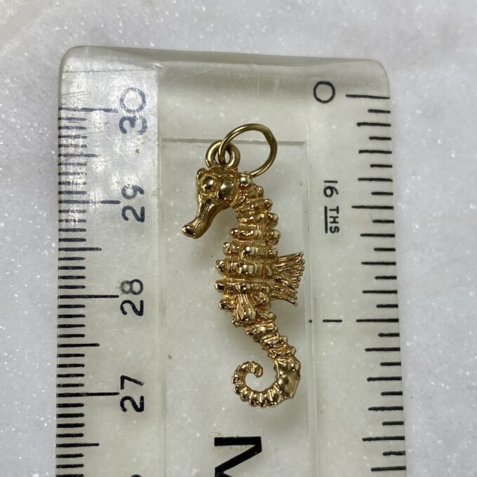 Seahorse Pendant in 9ct Gold