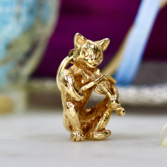 Fiddle Playing Cat in 9ct Gold