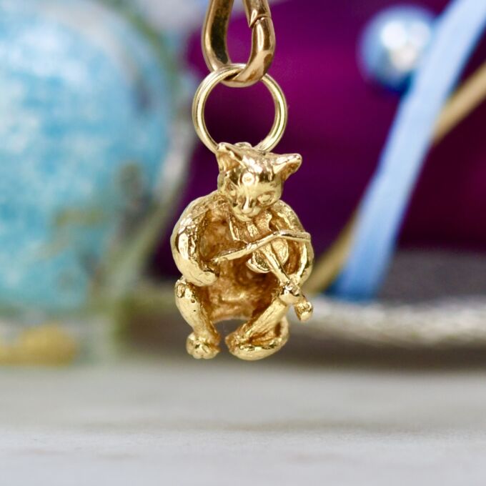 Fiddle Playing Cat in 9ct Gold