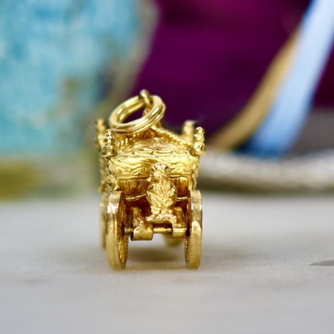 Four Wheel Carriage in 9ct Gold