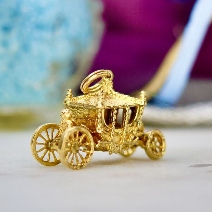 Four Wheel Carriage in 9ct Gold