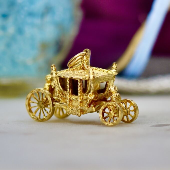 Four Wheel Carriage in 9ct Gold
