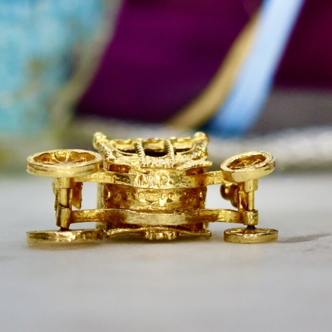 Four Wheel Carriage in 9ct Gold
