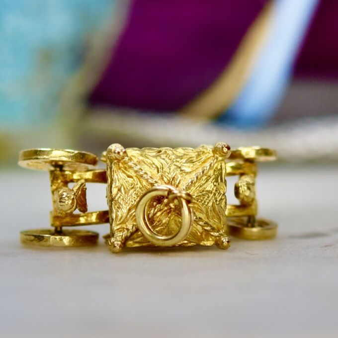 Four Wheel Carriage in 9ct Gold