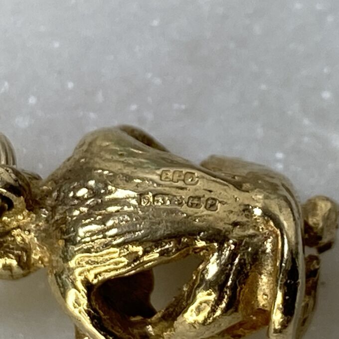 Fiddle Playing Cat in 9ct Gold