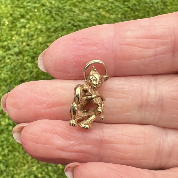 Fiddle Playing Cat in 9ct Gold