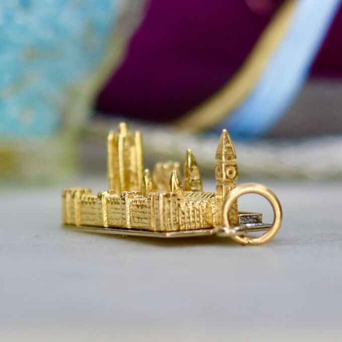 Houses of Parliament Pendant in 9ct Gold