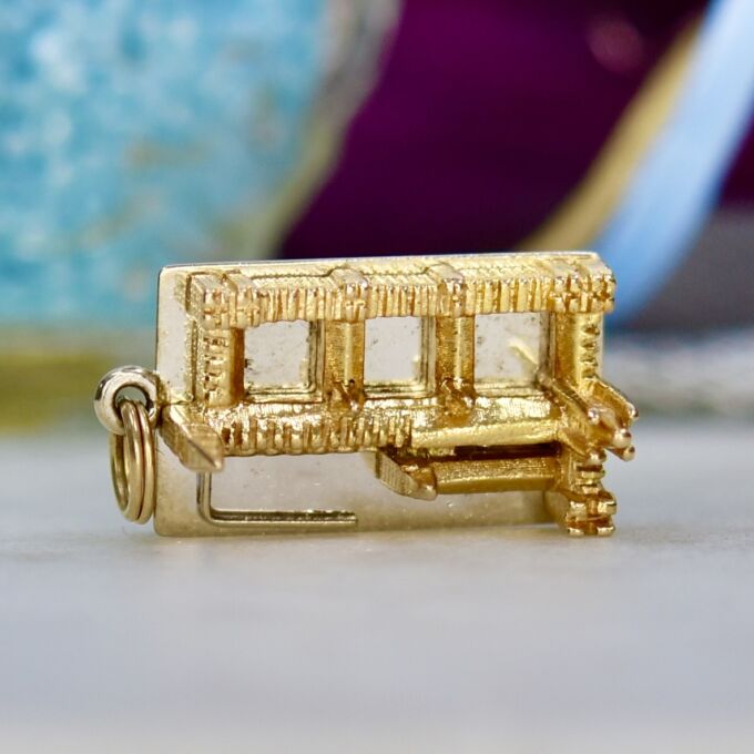 Houses of Parliament Pendant in 9ct Gold