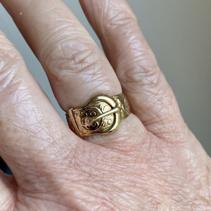 Buckle Ring in 9ct Gold