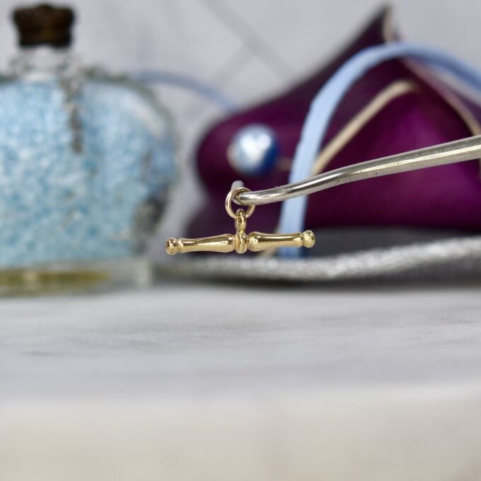 Tiny T bar in 9ct Gold