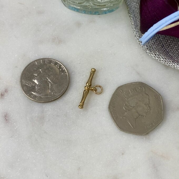 Tiny T bar in 9ct Gold