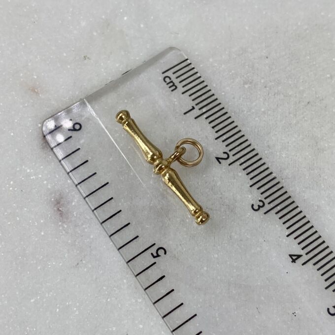 Tiny T bar in 9ct Gold