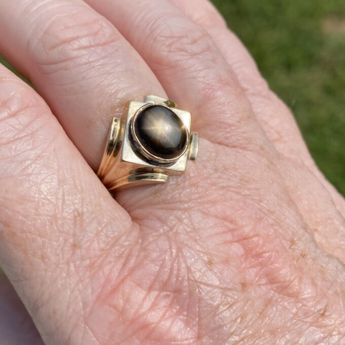 Synthetic Black Star Sapphire Ring in 10ct Gold